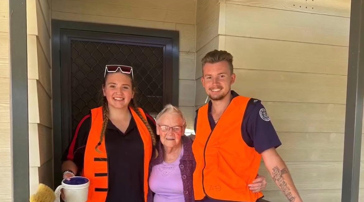 Tennille's daughter Milly Jonasson, their Great Grandmother, Tennille's son Kynan Jonasson collecting money
