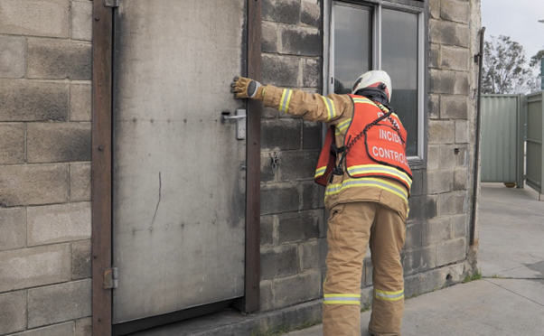 Incident Controller giving an example of a sizeup of the building prior to further briefing of crew.